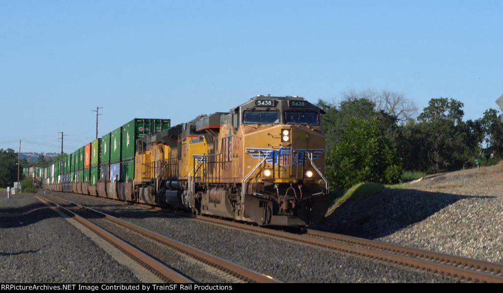 UP 5438 Leads the ZG2LT 10